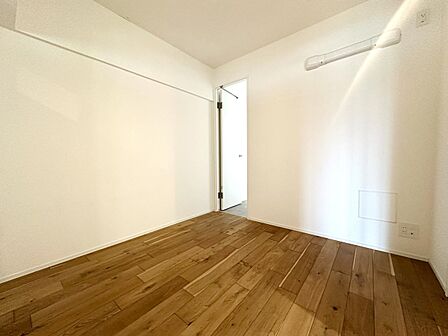 【ウォークインクローゼット完備の洋室】