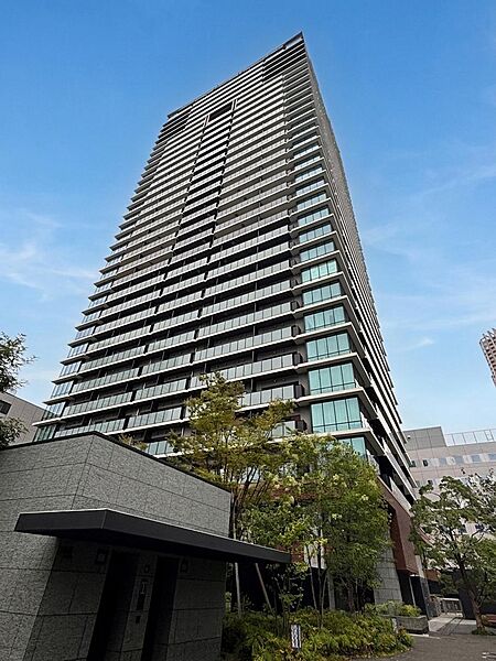 青空に映える33階建て免振タワー