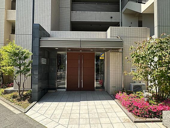 植栽の緑が彩り...