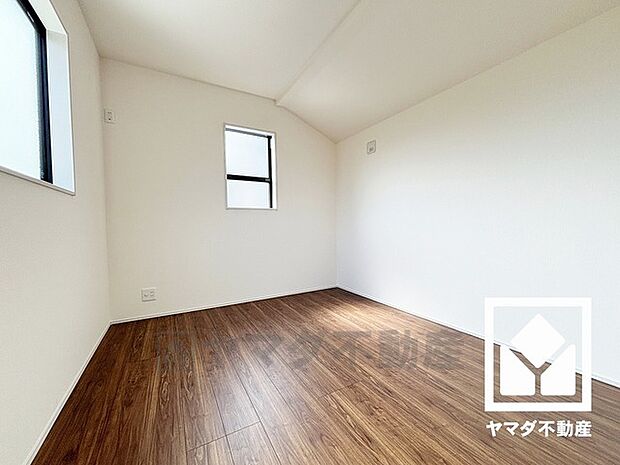 約5.75帖の洋室です。お子様のお部屋などにも丁度良い広さです。2面採光で、大きな窓から明るい光が降り注ぎます。