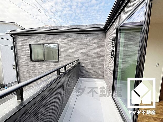 南向きバルコニーで陽当たり、風通し良好。広々としているため、お洗濯物をたっぷりと干す事ができます。