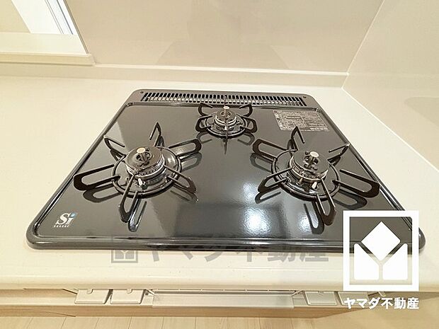 毎日の料理がもっとスムーズになる、便利な3口コンロ付き。