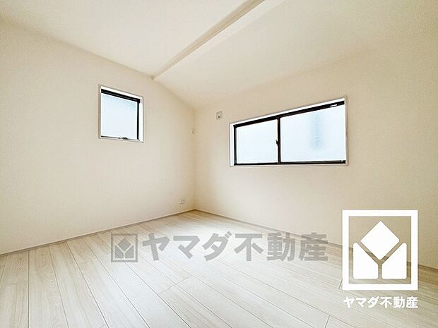 約6帖の2階洋室です。大きな窓から光が降り注ぐ、2面採光の明るいお部屋です。