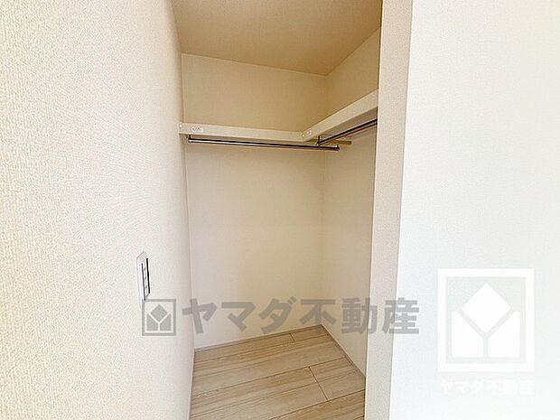 新たに家具を買わなくても良いので、ハンガーパイプ付きのウォークインクローゼットは嬉しいですね。