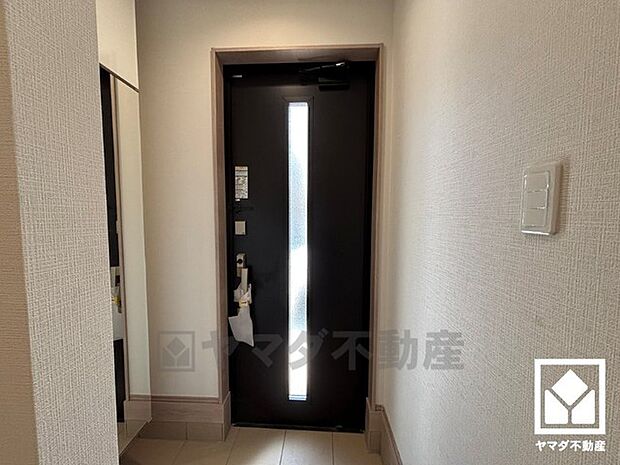 ドアの窓から光が差し込み、外出時にも帰宅時にも、明るい気持ちになれる玄関です。