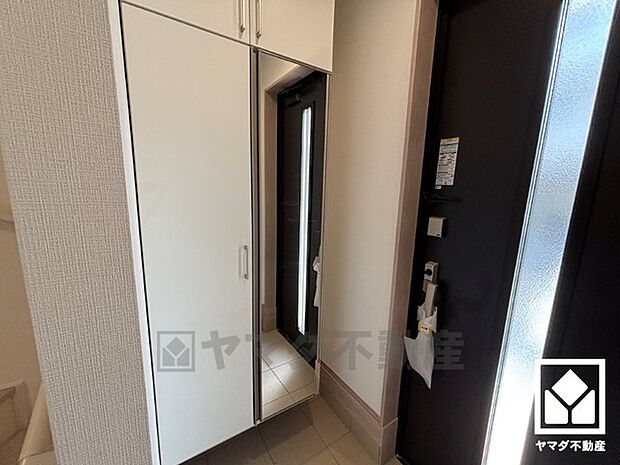 玄関にはシューズボックスを完備。家族の靴もしっかり収納できるので、玄関がいつも片付き、気持ちよくお客様を迎えられます。お出かけの前のチェックにも便利な鏡付きです。