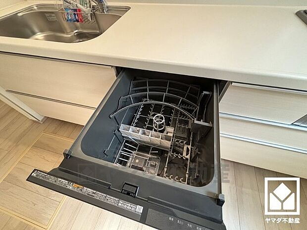 毎日の家事の負担を軽減でき、水道代の節約にもなる食器洗乾燥機付き。
