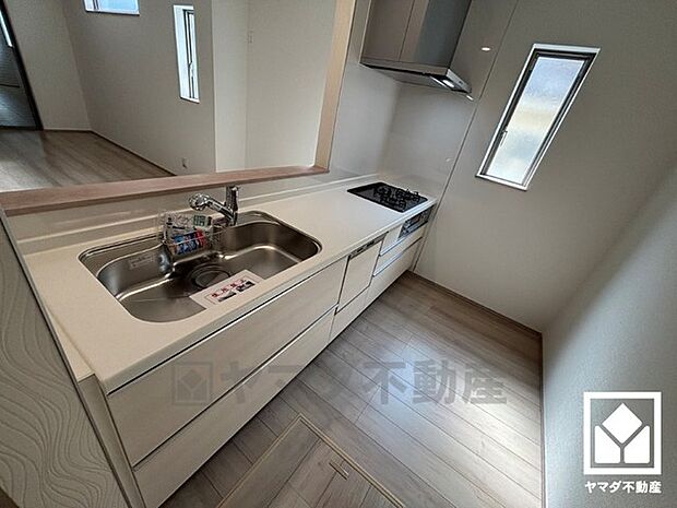 カウンターキッチンなので配膳や片付けがしやすく、お料理中でもお子様の様子が分かって安心です。キッチン横には窓がございますので、昼間は手元が明るく、お料理がはかどります。