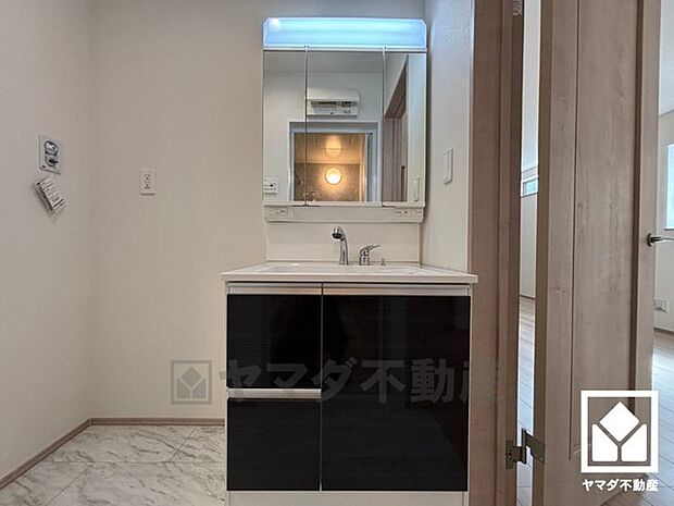 収納付きでスッキリお使い頂ける3面鏡の洗面台です。洗面ボウルが広めなので、忙しい朝でも身支度がしやすく時短になります。