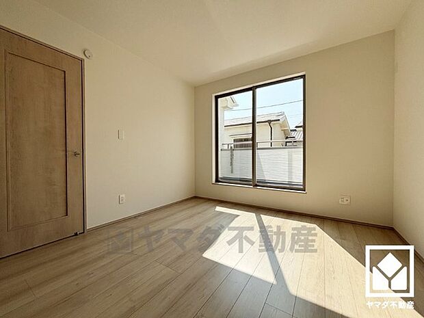 バルコニーにつながるお部屋で、通風・陽当たり良好。