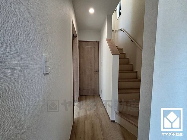 シンプルで洗練された玄関スペース。帰るたびにホッとできる、心地よい住まいの入り口。