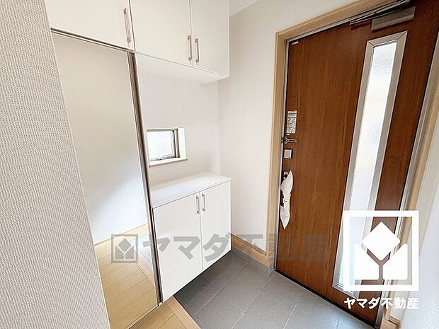 玄関にはシューズボックスを完備。家族の靴もしっかり収納できるので、玄関がいつも片付き、気持ちよくお客様を迎えられます。お出かけの前のチェックにも便利な鏡付きです。