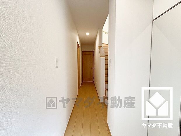 シンプルで洗練された玄関スペース。帰るたびにホッとできる、心地よい住まいの入り口。