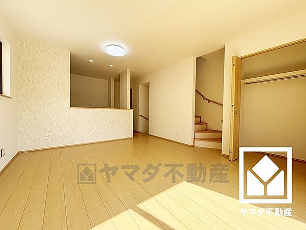 プライバシー・採光に配慮された広々15帖の2階リビングが魅力。家族全員がリラックスできる、ゆったりとした快適リビングで温かい団らんの時間を。