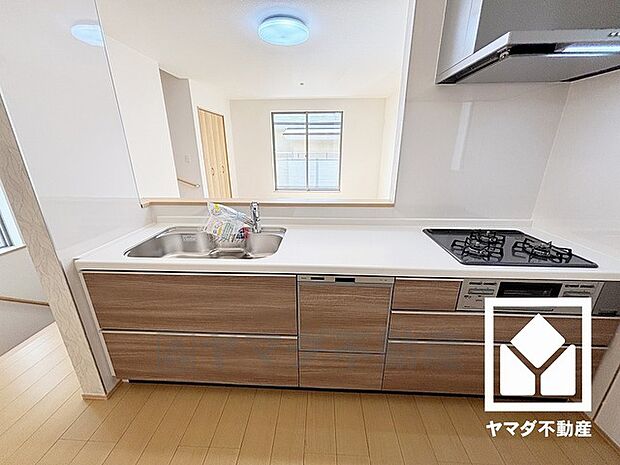 使いやすさとデザイン性を両立。落ち着いた木目調のデザインが魅力のシステムキッチンです。オールインワン浄水栓なので、いつでも安心・安全な水をお使いいただけます。