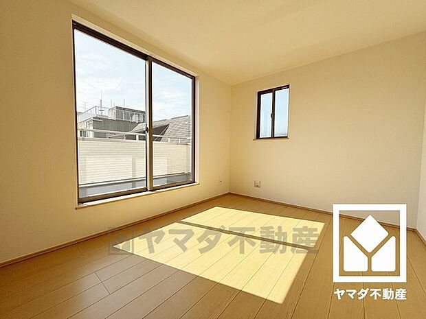 バルコニーにつながるお部屋で、通風・陽当たり良好。