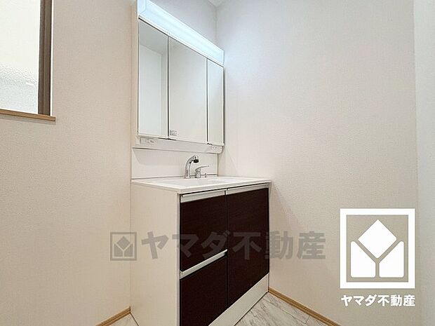 収納付きでスッキリお使い頂ける3面鏡の洗面台です。洗面ボウルが広めなので、忙しい朝でも身支度がしやすく時短になります。