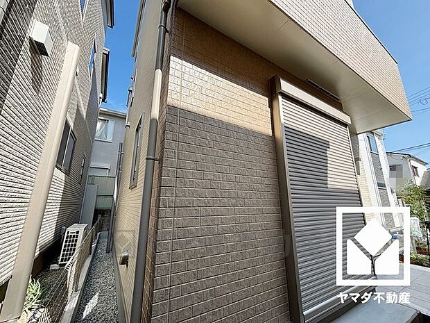 雨戸シャッター付き。台風などによる飛来物からの保護は勿論、防音・断熱や目隠し、防犯効果もございます。