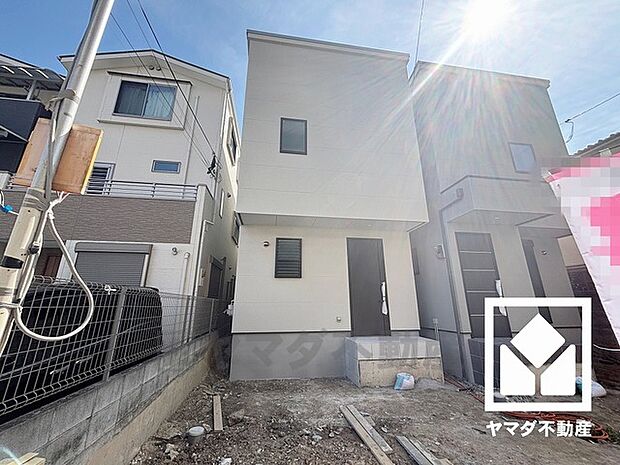 「コープ尼崎近松」まで徒歩8分、「ウエルシア尼崎御園店」まで徒歩9分など、お買い物施設が徒歩圏内に複数あり便利な住環境です。