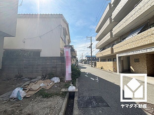 前面道路幅員約6.0mとゆったりとした広さがあるのでファミリーカー等の車の出入れも楽にできます。