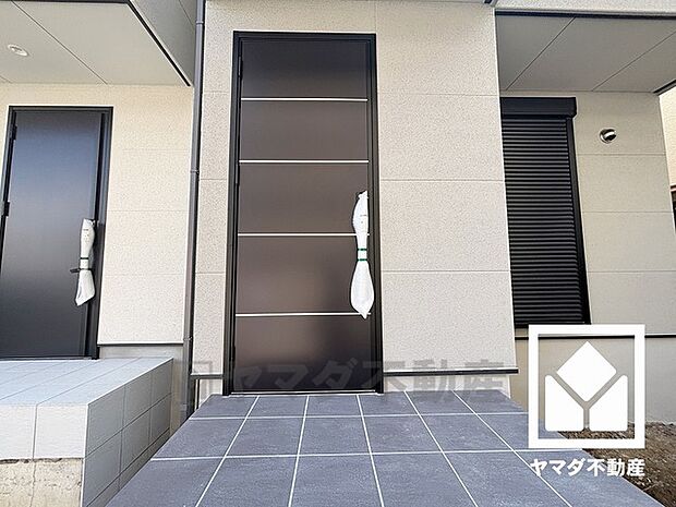 シンプルで洗練された玄関デザイン。帰るたびにホッとできる、心地よい住まいの入り口。