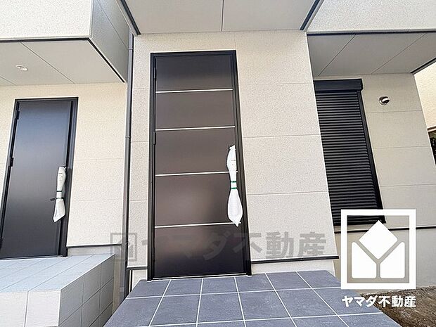 「コープ尼崎近松」まで徒歩8分、「ウエルシア尼崎御園店」まで徒歩9分など、お買い物施設が徒歩圏内に複数あり便利な住環境です。