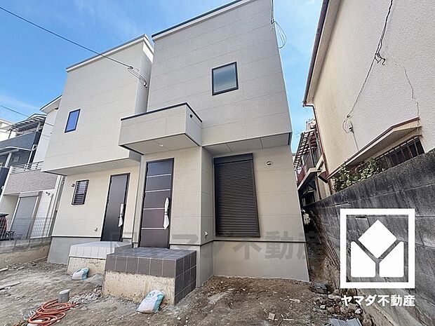 納戸は窓のある明るい洋室としてもお使いいただけます。独立したお部屋なのでプライベートな時間をゆったり過ごせそうです。