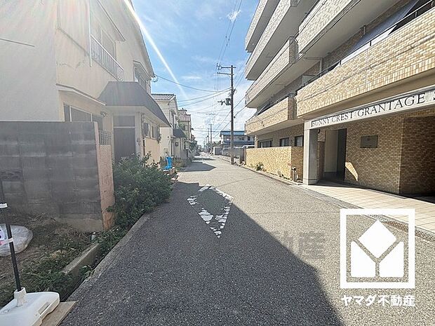 前面道路幅員約6.0mとゆったりとした広さがあるのでファミリーカー等の車の出入れも楽にできます。