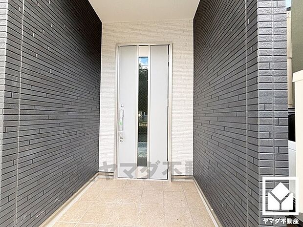 ドアのスリット窓から光が差し込み、外出時にも帰宅時にも、明るい気持ちになれる玄関です。