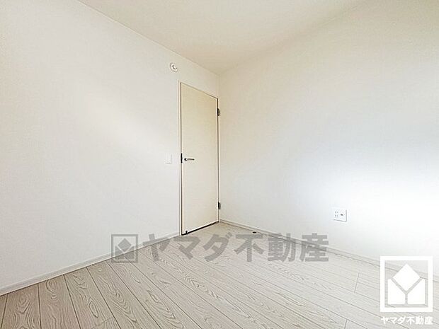 約4.5帖の洋室です。シンプルで使いやすい洋室、充実した暮らしが広がる住まい。