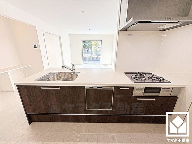 フラットタイプのカウンターキッチンなので配膳や片付けがしやすく、お料理中でもお子様の様子が分かって安心です。