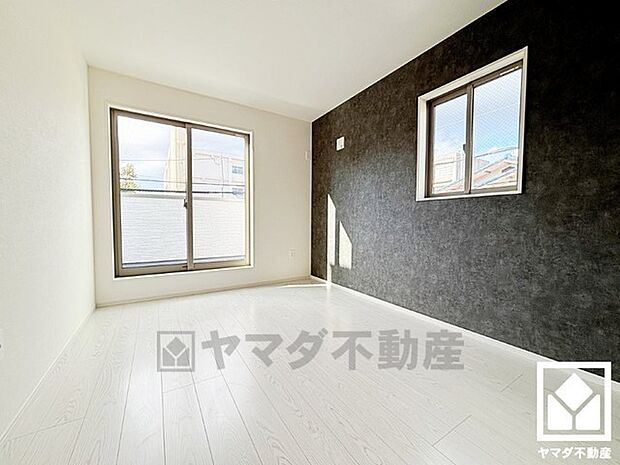 約7帖の洋室です。アクセントクロスを取り入れたデザイン性の高い洋室で、リラックスしたひとときを過ごせます。