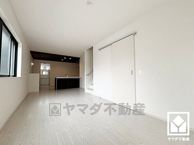 広々17.4帖のLDKが魅力。家族全員がリラックスできる、ゆったりとした快適リビングで温かい団らんの時間を。