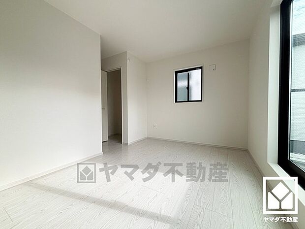 2面採光の大きな窓からは明るい光が降り注ぎます。柔らかな光が差し込む洋室で、快適で落ち着いた生活をお送りいただけます。