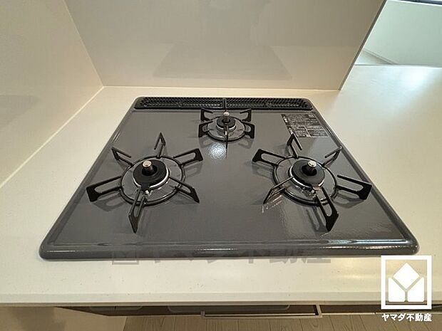 毎日の料理がもっとスムーズに。便利な3口コンロ付きキッチン。