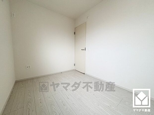 約4.3帖の南西側洋室です。お子様のお部屋などにも丁度良い広さです。