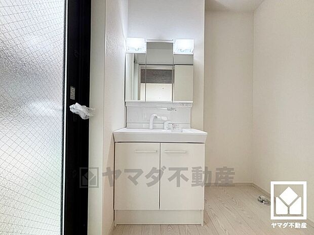 収納豊富でスッキリお使い頂ける3面鏡の洗面台です。洗面ボウルが広めなので、忙しい朝でも身支度がしやすく時短になります。