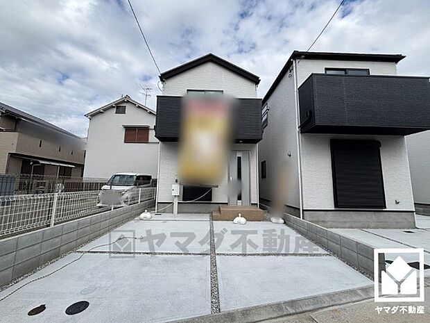 駐車スペースを普通車1台・軽自動車1台の並列2台分確保。重い荷物や雨の日の移動もスムーズで、快適なカーライフを実現。来客時にも便利です。