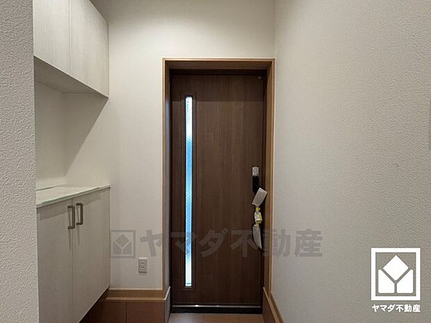 ドアの窓から光が差し込み、外出時にも帰宅時にも、明るい気持ちになれる玄関です。