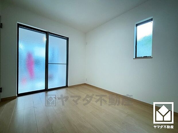 約6帖の1階洋室です。全居室2面採光。明るい陽光がたっぷり差し込む心地よい生活空間です。