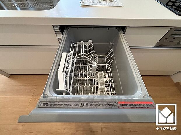 毎日の家事の負担を軽減でき、水道代の節約にもなる食器洗乾燥機付き。