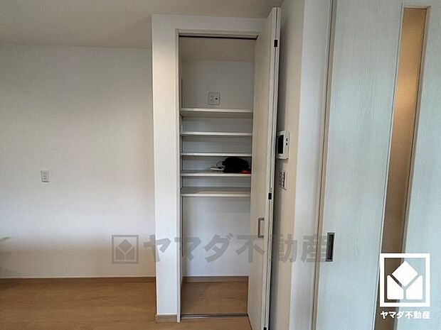 クローゼットは奥行きがあるので、収納力も申し分ありません。
