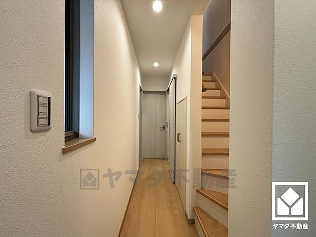 シンプルで洗練された玄関スペース。帰るたびにホッとできる、心地よい住まいの入り口。