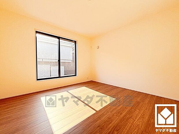 バルコニーにつながるお部屋で、通風・陽当たり良好。