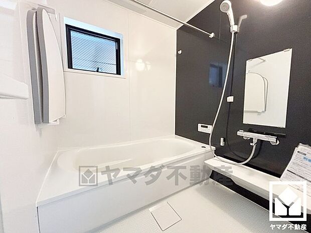 1日の疲れを癒す浴室でゆったりリフレッシュ。小窓が付いているので明るく、こもりがちな湿気もすぐ取り除くことができます。