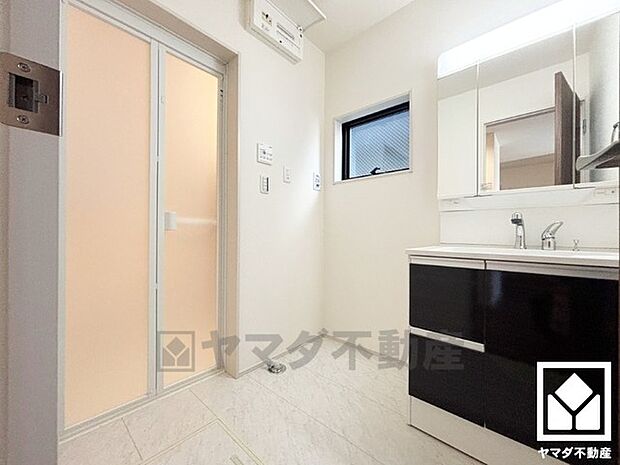 収納付きでスッキリお使い頂ける3面鏡の洗面台です。洗面ボウルが広めなので、忙しい朝でも身支度がしやすく時短になります。