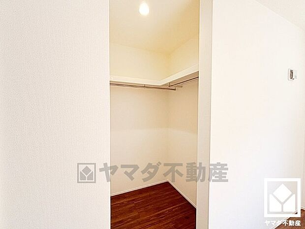 収納力豊富なウォークインクローゼットにはお洋服はもちろん、スーツケースなどの大物もしっかり収納できます。