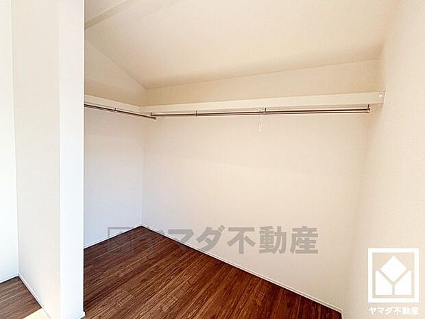 新たに家具を買わなくても良いので、ハンガーパイプ付きのクローゼットは嬉しいですね。