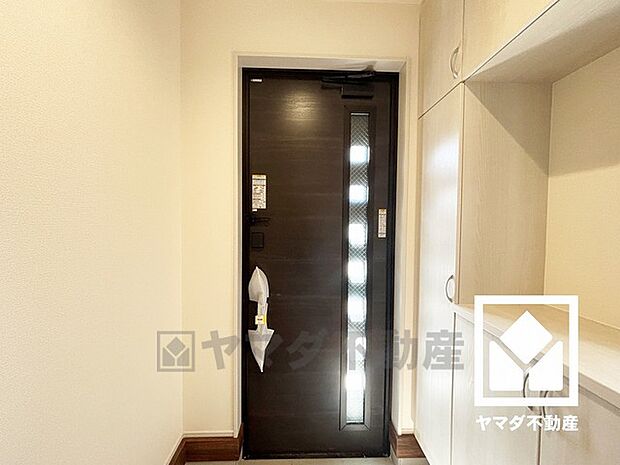 ドアの窓から光が差し込み、外出時にも帰宅時にも、明るい気持ちになれる玄関です。