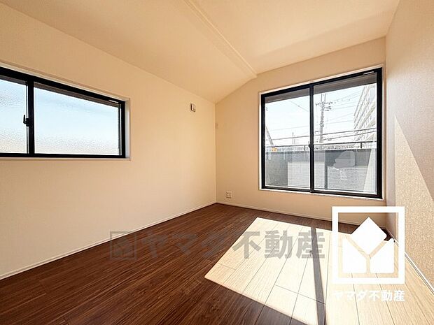 バルコニーにつながるお部屋で、通風・陽当たり良好。